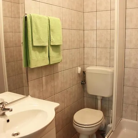 Jimy アパート シベニク