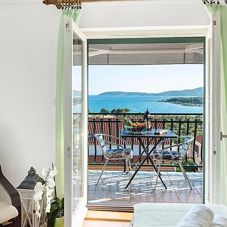 Jimy アパート シベニク